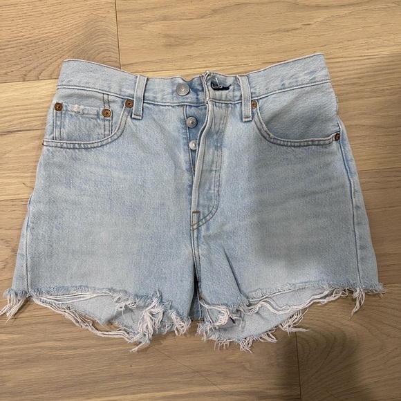 Women’s Levi’s shorts - Picture 1 of 2